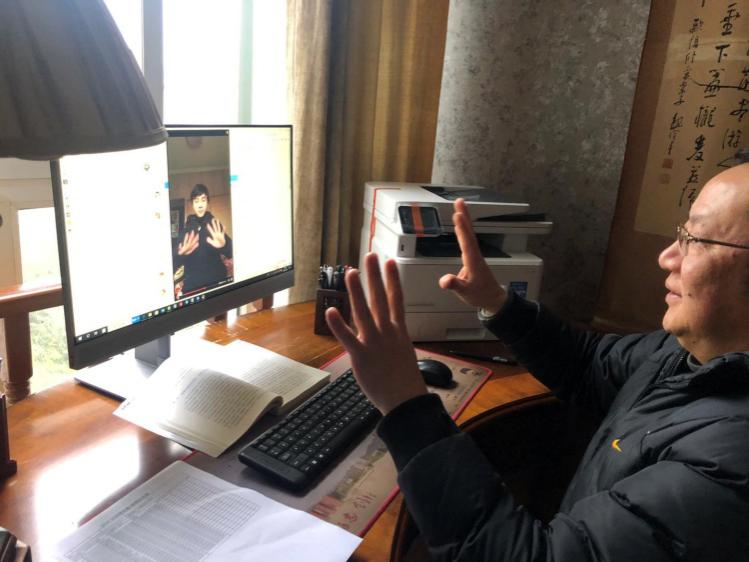 陈洪教授主动学习手语